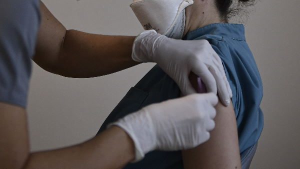 कोरोना के रफ्तार पकड़ने से बढ़ी है चिंता