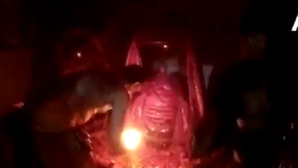 Holi 2021: कहीं उड़ा गुलाल तो कहीं हो रही है आरती, Pics