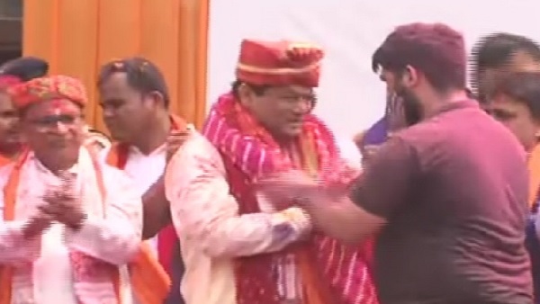 यूपी के शाहजहांपुर में लोगों ने जूता मार होली खेली।