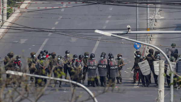 'वे हमें चिड़ियों और मुर्गों की तरह मार रहे'