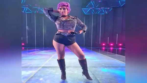 नेहा भसीन बोलीं शॉर्ट्स पहनने के कारण उन्‍हें स्‍टेज से उतार दिया गया था 