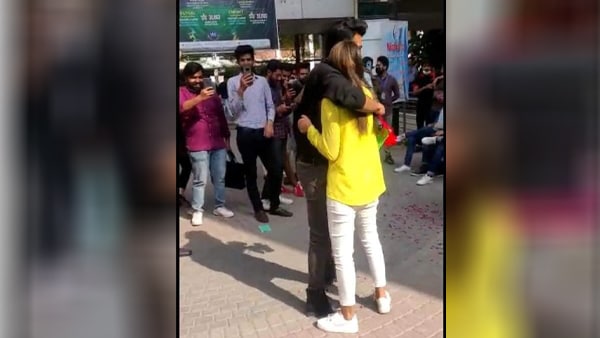 दोनों छात्र-छात्र बर्खास्त