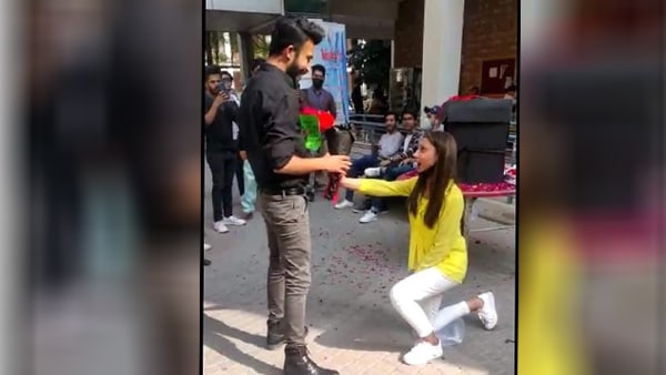 खुलेआम प्यार का इजहार