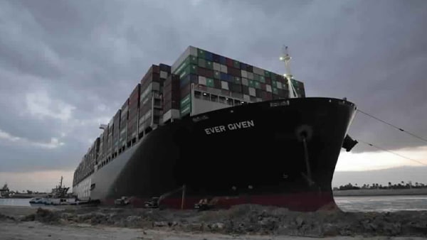 जाम से बाहर निकला जहाज