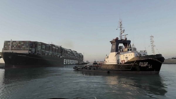 फंसे जहाज को खींचा गया