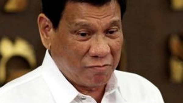 एक बार भाषण के दौरान विदेशी फिलिपिनो कार्यकर्ता को किया था KISS