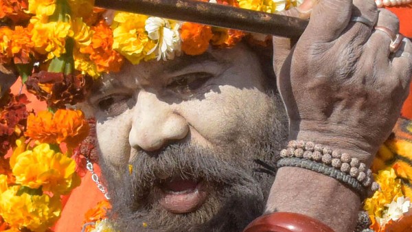 संतो पर करवाई गई हेलीकॉप्‍टर से फूलों की बारिश