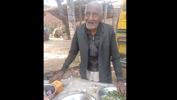 डीएम ने किया बुजुर्ग को सम्मानित डीएम ने किया बुजुर्ग को सम्मानित