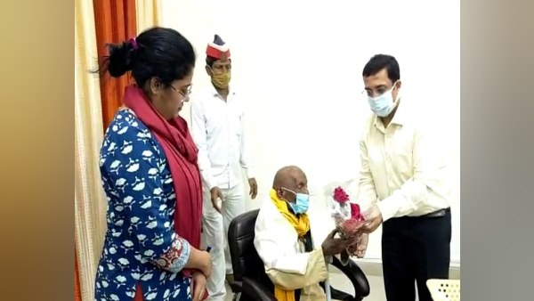 डीएम ने कहा- आत्मनिर्भर बने रहें, इसलिए लगाते हैं चने की दुकान डीएम ने कहा- आत्मनिर्भर बने रहें, इसलिए लगाते हैं चने की दुकान