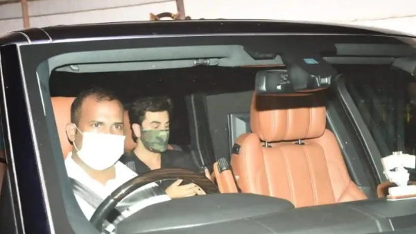 रणबीर फिल्म निर्माता आरती शेट्टी के घर के बाहर स्पॉट किए गए रणबीर फिल्म निर्माता आरती शेट्टी के घर के बाहर स्पॉट किए गए