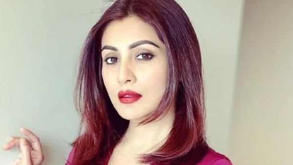 पर्दे की पीछे कर रहीं काम