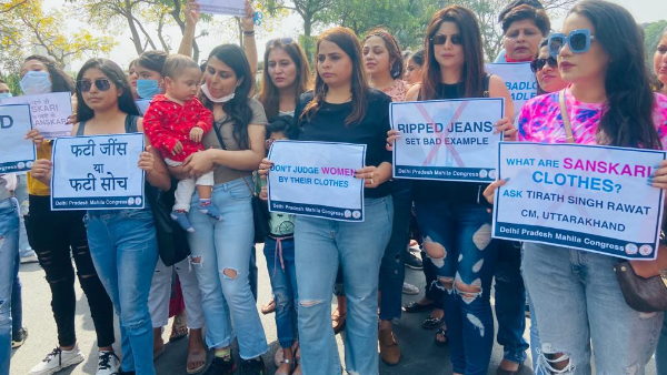 Women Congress hold unique protest on Tirath singh rawats statement of ripred jeans in delhi