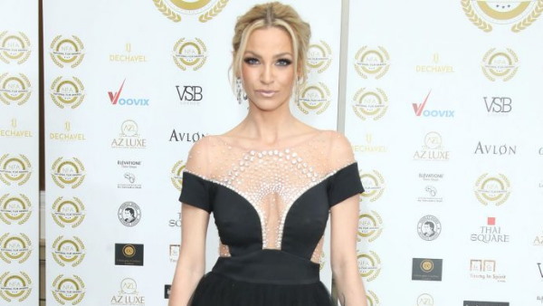 बिग ब्रदर शो की ट्रॉफी जीत चुकी हैं सराह बिग ब्रदर शो की ट्रॉफी जीत चुकी हैं सराह