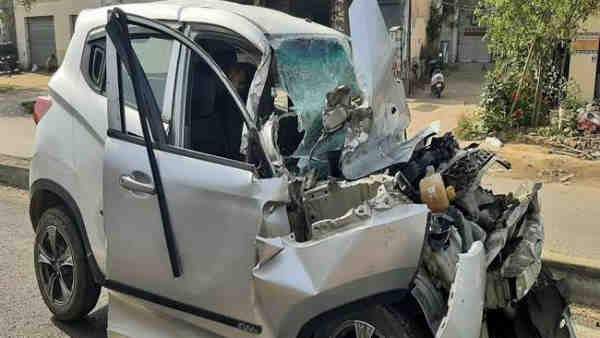 कार के डिवाइडर से टकराने के हुई मौत