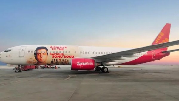 बोइंग 737 पर लगी तस्वीर