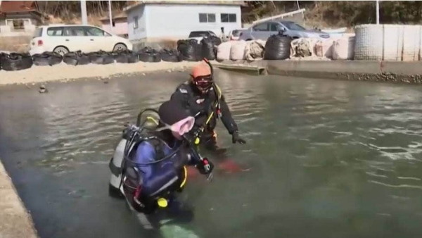 समुद्र की गहराइयों में पत्नी को खोज रहे यासुओ