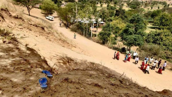 चौथा बच्चा दूर खड़ा देख रहा था हादसा चौथा बच्चा दूर खड़ा देख रहा था हादसा