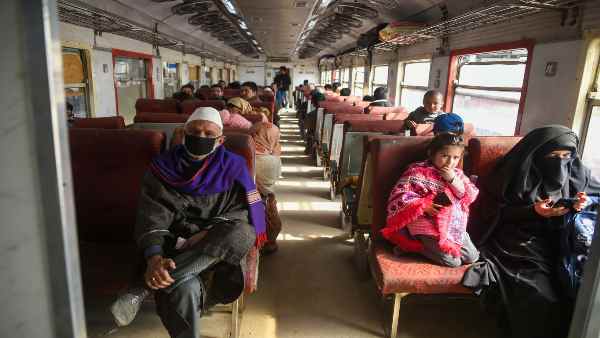 कोरोना वायरस की चपेट में नेता भी आए और बॉलीवुड के सितारे भी