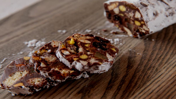 700 चॉकलेट चुरा ली