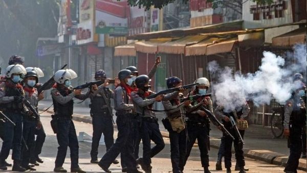 हजारों की भीड़ पर फायरिंग