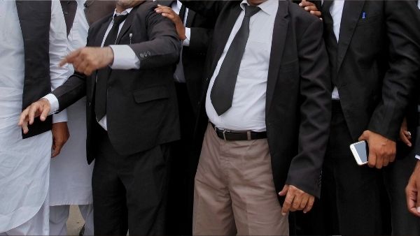 वकीलों की अजीब दलील वकीलों की अजीब दलील