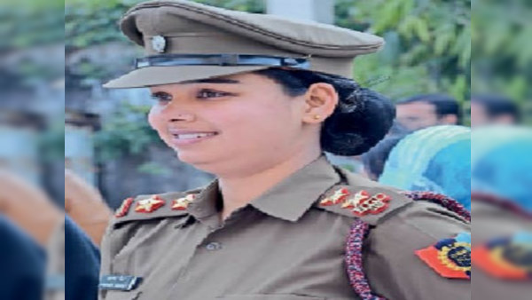 पुलिसकर्मियों की आंखों में मिर्ची डाली पुलिसकर्मियों की आंखों में मिर्ची डाली