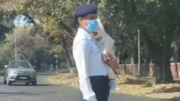 बच्चे के साथ ड्यूटी करने पर जताई आपत्ति