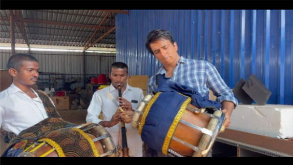 बैंड वालों के साथ बजाया ढोल