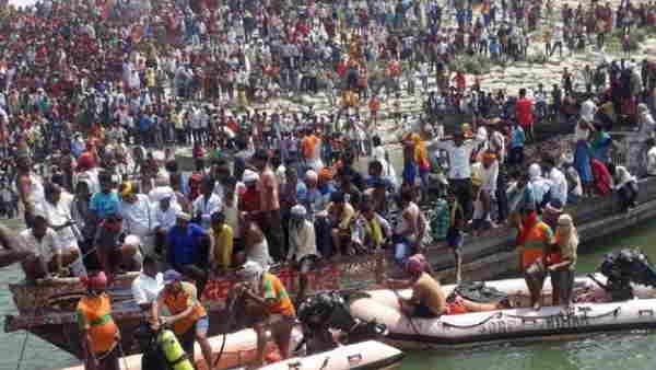 danapur van overturned in ganga river mady dead body found danapur van overturned in ganga river mady dead body found