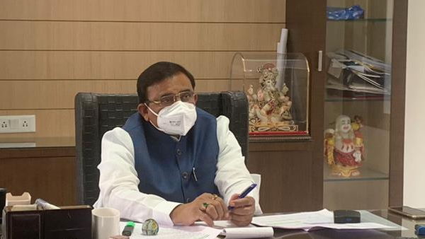 भोपाल, 27अप्रैल: मध्य प्रदेश के शहरी विकास और आवास मंत्री भूपेंद्र सिंह जांच में कोरोना पॉजिटिव पाए गए हैं। उन्होंने सोमवार रात को ट्वीट कर अपने संक्रमित होने की जानकारी दी है। भारतीय जनता पार्टी के नेता भूपेंद्र सिंह ने ट्वीट कर लिखा, मैंने आज रूटीन चेकअप कराया, जिसमे मेरी कोरोना रिपोर्ट पॉजिटिव आयी है। मुझे कोरोना के कोई लक्षण नही है। लेकिन जो भी मेरे संपर्क में आये हो, सावधानी बतौर कृपया अपनी जांच करा लें। सतर्कता रखें और सुरक्षित रहें। मध्य प्रदेश में कोरोना काफी तेजी से फैल रहा है। राजधानी भोपाल में भी हालात अच्छे नहीं हैं। कोरोना के बढ़ते केसों के साथ ही अस्पतालों ने हाथ खड़े कर दिए हैं। राज्य में मरीजों को बेड नहीं मिल रहे हैं और ऑक्सीजन को लेकर काफी ज्यादा परेशानी है। मध्य प्रदेश में कोरोना के 92 हजार से ज्यादा एक्टिव मरीज हैं। भोपाल, 27अप्रैल: मध्य प्रदेश के शहरी विकास और आवास मंत्री भूपेंद्र सिंह जांच में कोरोना पॉजिटिव पाए गए हैं। उन्होंने सोमवार रात को ट्वीट कर अपने संक्रमित होने की जानकारी दी है। भारतीय जनता पार्टी के नेता भूपेंद्र सिंह ने ट्वीट कर लिखा, मैंने आज रूटीन चेकअप कराया, जिसमे मेरी कोरोना रिपोर्ट पॉजिटिव आयी है। मुझे कोरोना के कोई लक्षण नही है। लेकिन जो भी मेरे संपर्क में आये हो, सावधानी बतौर कृपया अपनी जांच करा लें। सतर्कता रखें और सुरक्षित रहें। मध्य प्रदेश में कोरोना काफी तेजी से फैल रहा है। राजधानी भोपाल में भी हालात अच्छे नहीं हैं। कोरोना के बढ़ते केसों के साथ ही अस्पतालों ने हाथ खड़े कर दिए हैं। राज्य में मरीजों को बेड नहीं मिल रहे हैं और ऑक्सीजन को लेकर काफी ज्यादा परेशानी है। मध्य प्रदेश में कोरोना के 92 हजार से ज्यादा एक्टिव मरीज हैं।