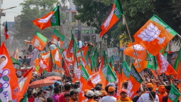 समिक भट्टाचार्या से आगे की राजनीति समिक भट्टाचार्या से आगे की राजनीति