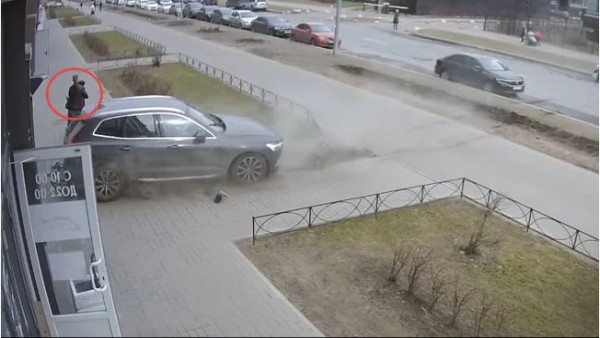 कार ड्राइवर ने खोया गाड़ी पर नियंत्रण