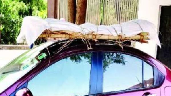 शव कार की प‍िछली सीट पर रखा हुआ था