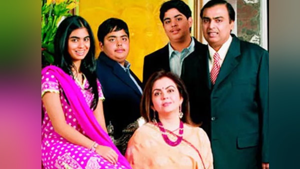 आम बच्चों जैसा हुआ है अंबानी बच्चों का पालन