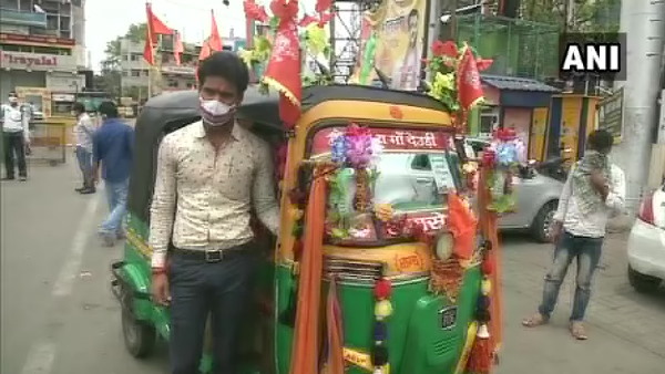 कोरोना पीड़ितों की फ्री राइड दे रहा ऑटो चालक