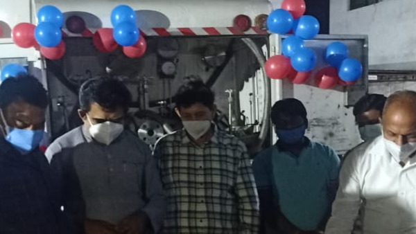 लोगों ने नेताओं को धिक्‍कारा 