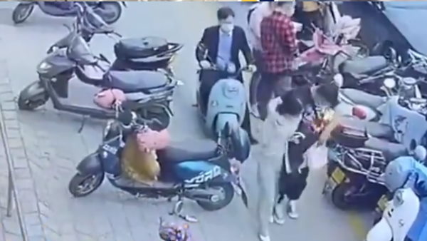 बैग से अचनाक निकलने लगी आग की लपटें