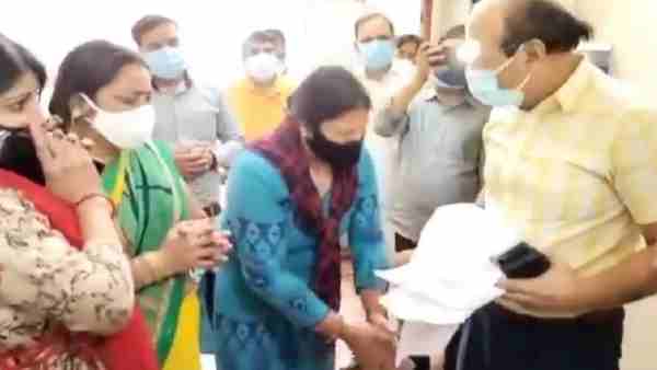 woman touch the feet of CMO Deepak Ohri, requesting him that they be provided with Remdesivir woman touch the feet of CMO Deepak Ohri, requesting him that they be provided with Remdesivir