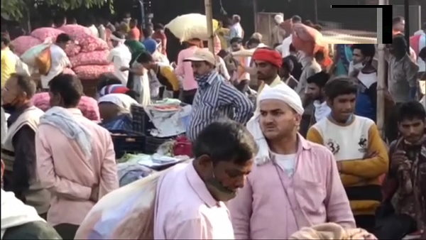 huge crowd in vegetables market of Moradabad Uttar Pradesh, people were seen without mask, breaking Social distancing