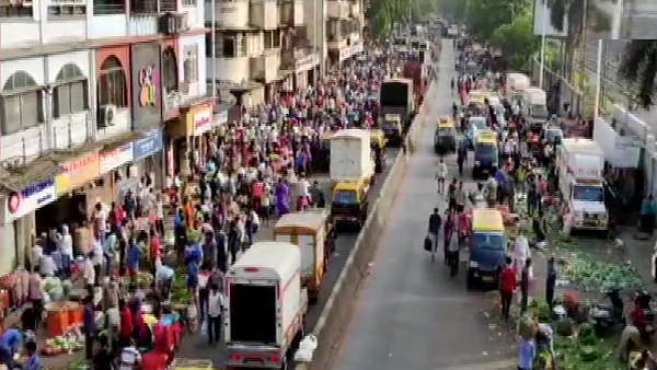 people breaking covid guidelines in Mumbais Dadar, 61% of active corona patients from Maharashtra