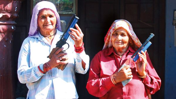 जब दादी का न‍िशाना देखकर हर कोई रह गया हैरान