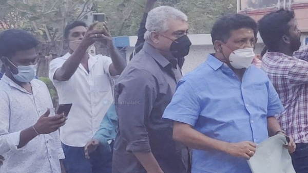 अजीत अपनी पत्नी शालिनी के साथ पहुंचे थे बूथ अजीत अपनी पत्नी शालिनी के साथ पहुंचे थे बूथ