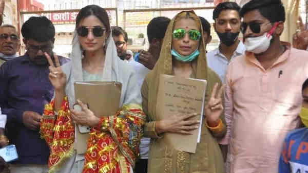 लंबी कतार में लग दीक्षा सिंह ने जमा किया नामांकन लंबी कतार में लग दीक्षा सिंह ने जमा किया नामांकन