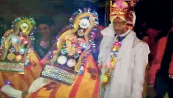Dinesh of Banswara Rajasthan marries two girls seeta and geeta together Dinesh of Banswara Rajasthan marries two girls seeta and geeta together