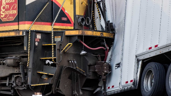 ट्रक के अंदर खड़ी थी फेरारी, पोर्श और बेंटले