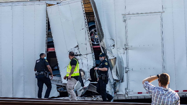 ट्रैक पार करने के प्रयास में फंस गया ट्रक