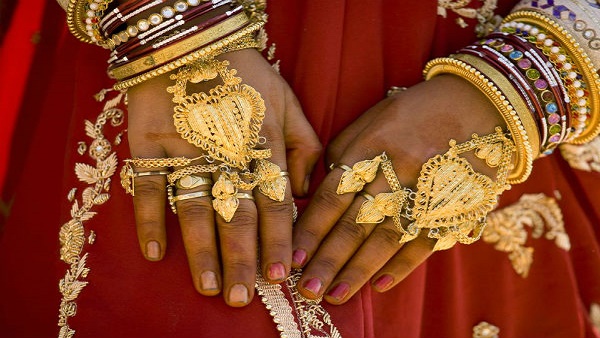 10000 रुपए सस्ता बिक रहा है सोना 10000 रुपए सस्ता बिक रहा है सोना