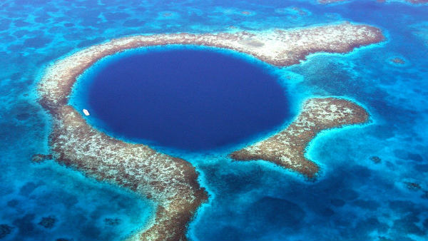 समुद्र के अंदर रहस्यमयी गुफा समुद्र के अंदर रहस्यमयी गुफा