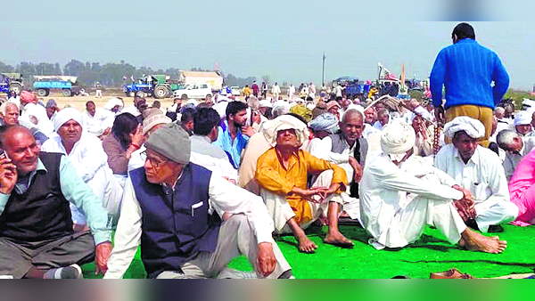 Singhu border farmers protest One side of highway cleared for passage of covid emergency services