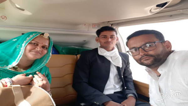 रास्ते को फूलों से सजाया